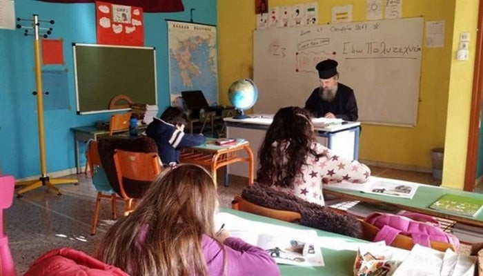 Συγκλονιστικό: Χωρίς δάσκαλο στα Τζουμέρκα! Σε ρόλο δασκάλου ο… ιερέας του χωριού!